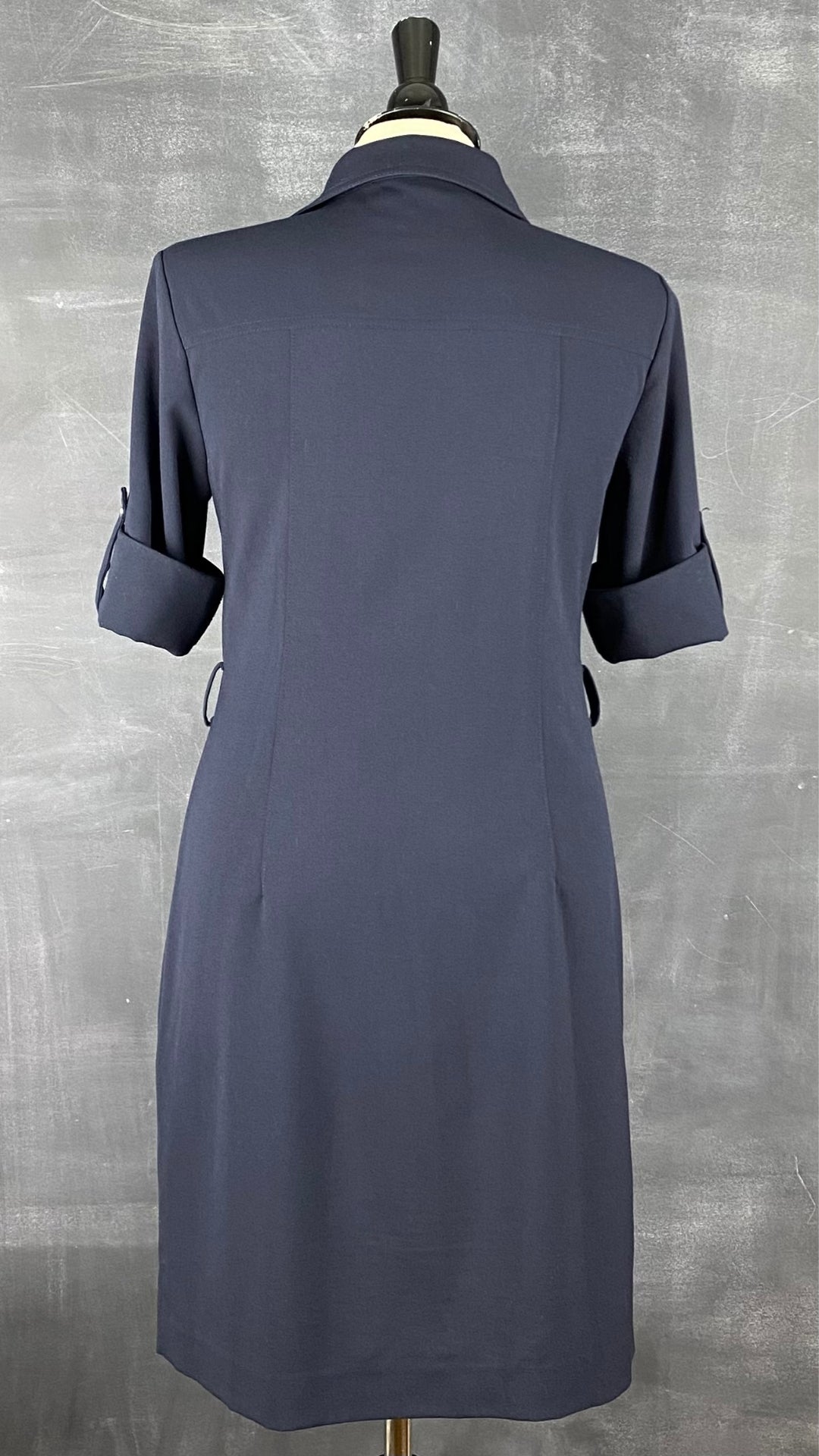 Robe utilitaire marine Michael Kors. Polyvalente et facile à agencer, cette robe est une base de la garde-robe. Vue de dos.