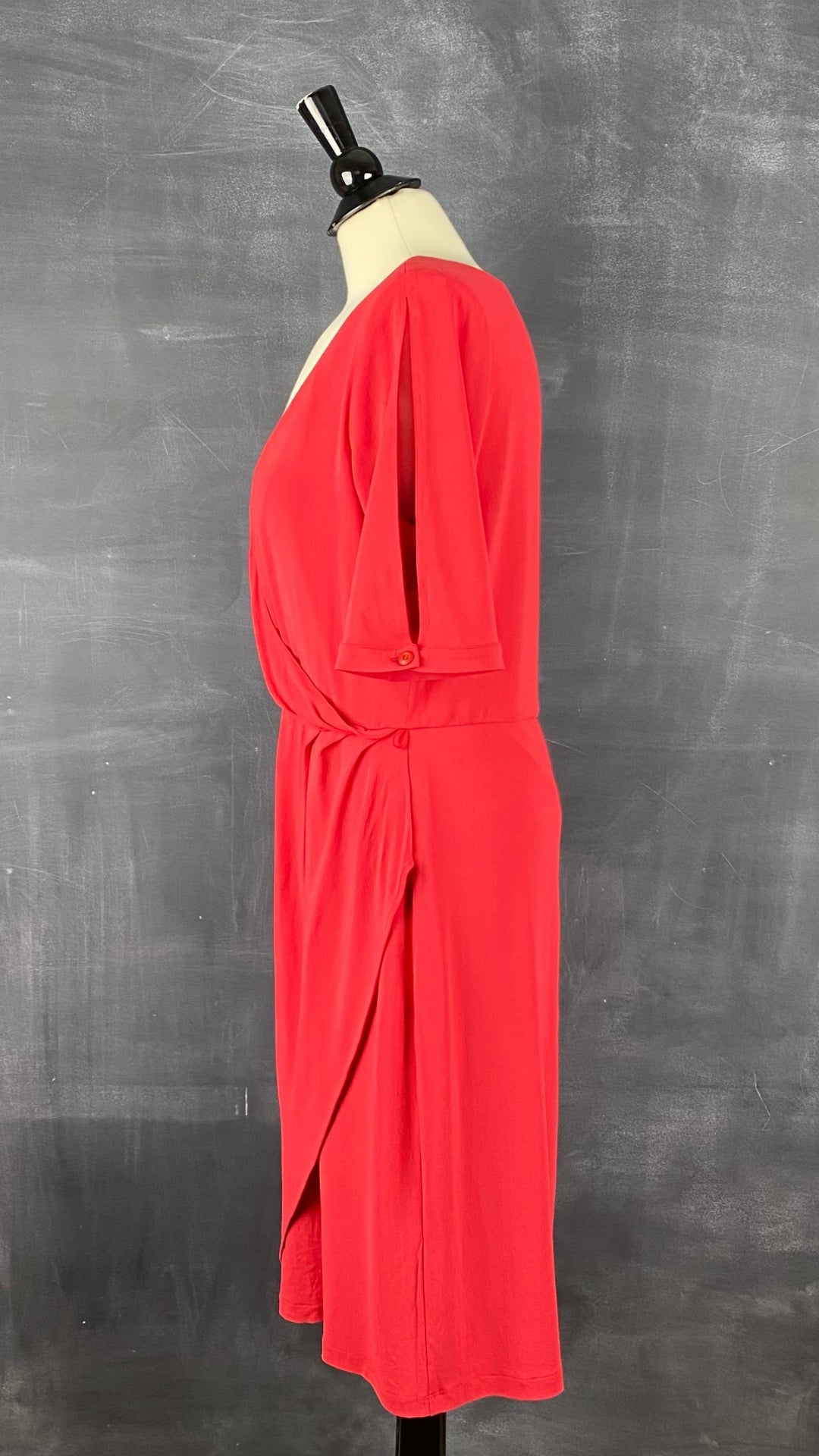 Robe rouge extensible de style portefeuille de la marque québécoise Iris Setlakwe. Magnifique coupe et superbe robe classique. Vue de côté.