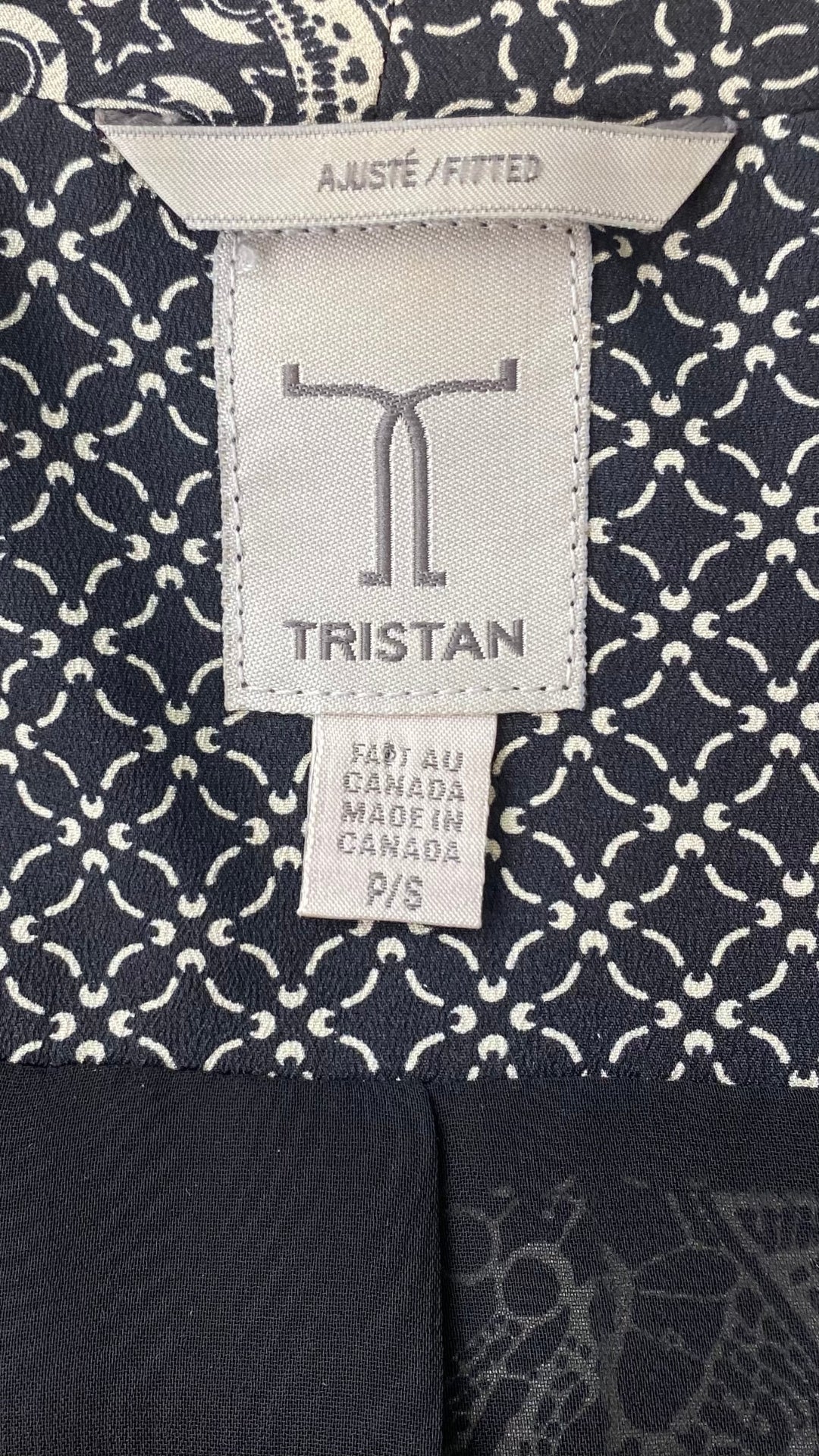 Veste courte Tristan fluide à motifs chics qui s'agencent avec tout. Vue de l'étiquette de marque et taille.