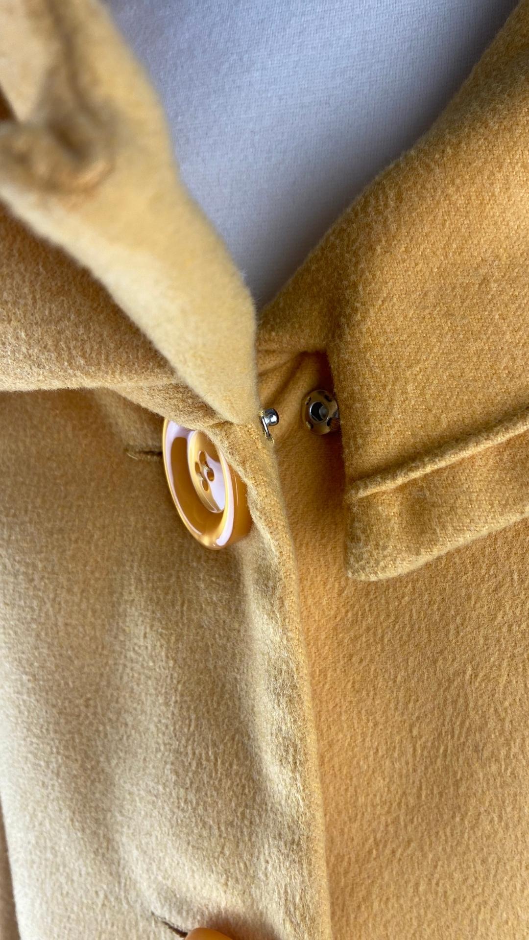 Veste en laine douce comme un nuage à col élégant, vue des détails du bouton-pression